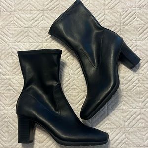 Gently used Aerosoles heeled Boots! Black Women's size 5